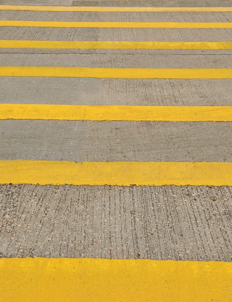 Passarela amarela na estrada — Fotografia de Stock