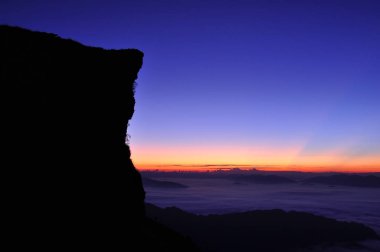 Karanlık Dağ sunrise sahnede silüeti