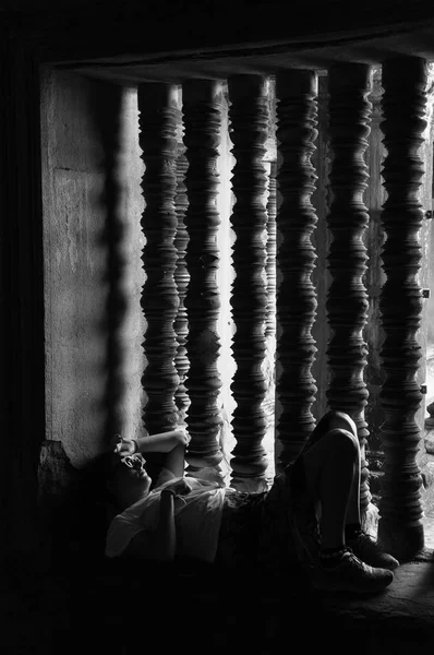 Женщина-туристка спит у окна — стоковое фото