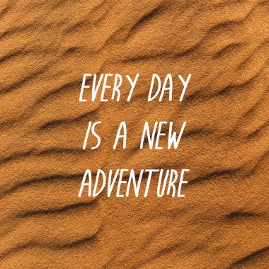 Beyaz kum tepeleri üzerinde ilham alıntı