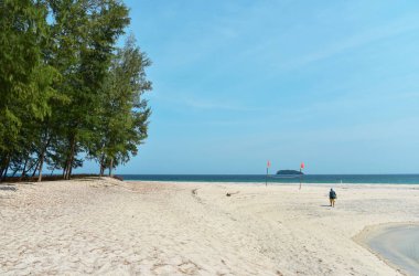 Turist Adang Adası'nda yürüyüş