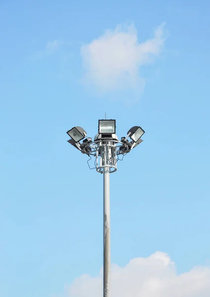 Proyector con fondo de cielo azul — Foto de Stock