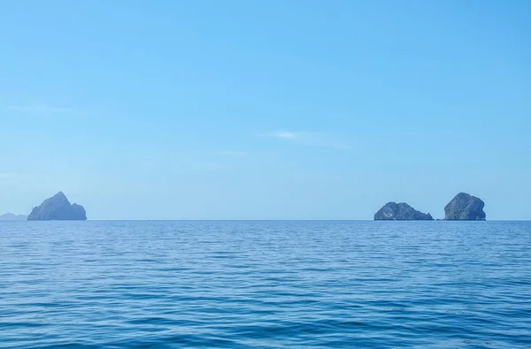 Cielo azul sobre el mar — Foto de Stock