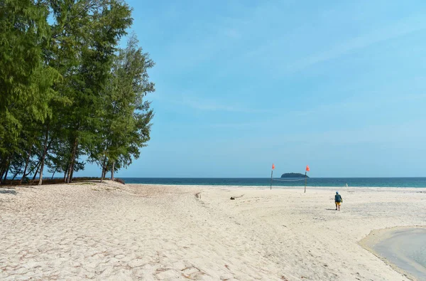 Turist Adang Adası'nda yürüyüş