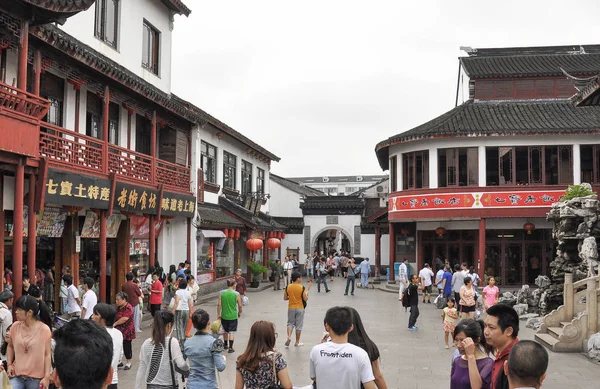 Turistas que visitam Qibao cidade velha — Fotografia de Stock