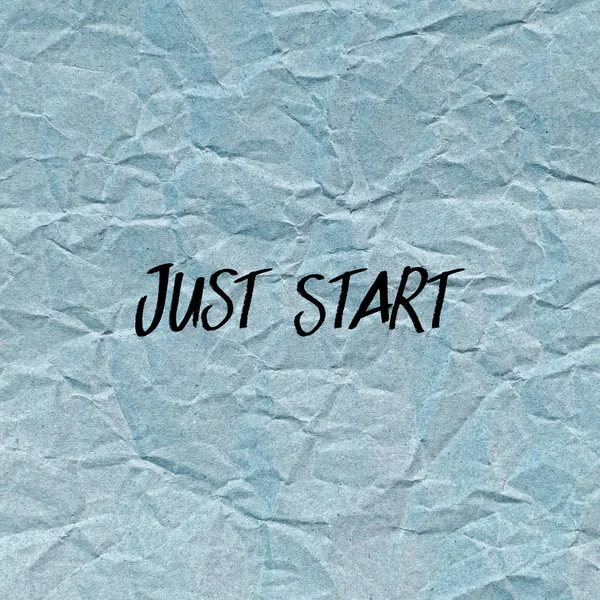 Basta começar no fundo de papel azul amassado — Fotografia de Stock