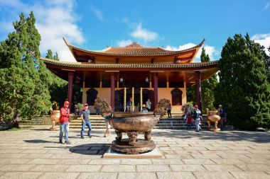 Kimliği belirsiz turist Thien Viyana Truc Lam Manastırı