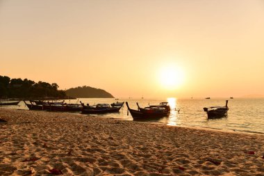 Uzun kuyruk ahşap tekneler sahilde