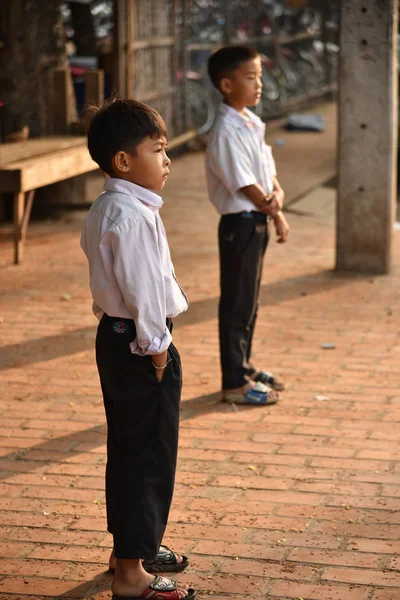 学校に行くを待っている正体不明の男の子 — ストック写真