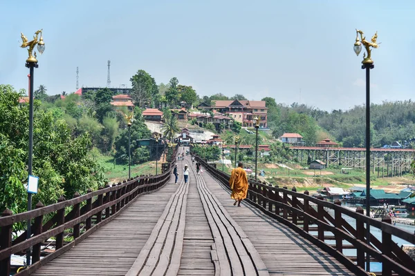 Turistas na velha ponte de madeira — Fotografia de Stock