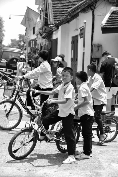 Oidentifierade pojkar på vägen i Luang Prabang — Stockfoto
