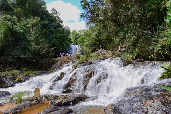 Turistas no identificados en la cascada de Datanla — Foto de Stock