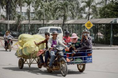 İşçiler mal taşıma arabası