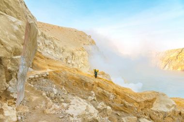 İşçi içinde kükürt Ijen'de volkanın içine taşır.