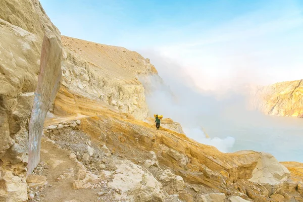 İşçi içinde kükürt Ijen'de volkanın içine taşır.