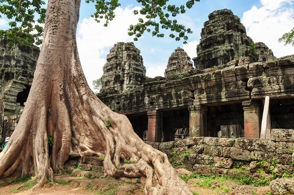 Banteay Kdei with tree roots — Stock Photo, Image