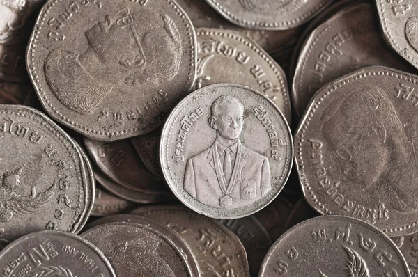 Primer plano de las antiguas monedas de baht tailandesas — Foto de Stock