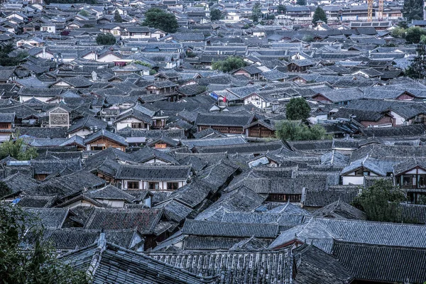 리 지앙의 오래 된 마을에서 전통적인 지붕 — 스톡 사진