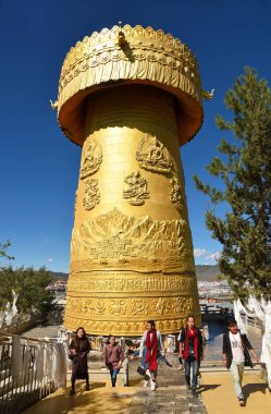 Tibetli Budist tapınağı'nda dev dua dolap