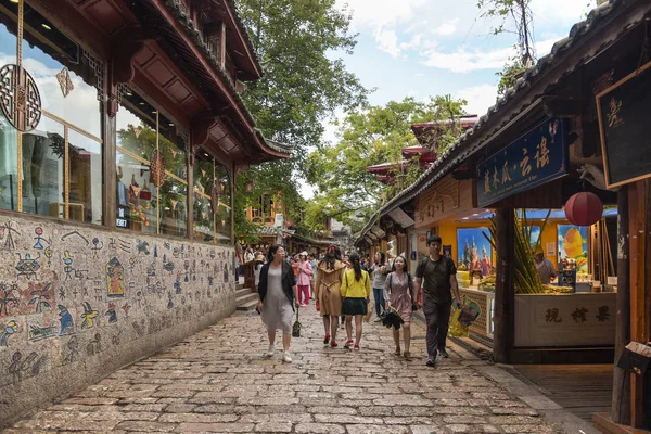 Turistas en el casco antiguo de Lijiang — Foto de Stock