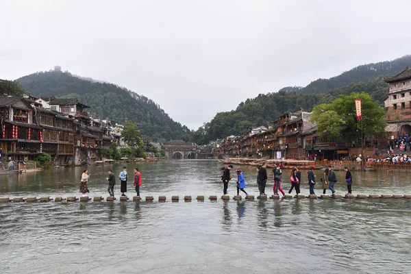 Touristes non identifiés à la vieille ville de Fenghuang — Photo