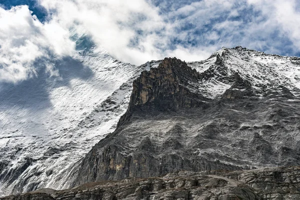 Сніжна гора в Національному заповіднику Yading — стокове фото