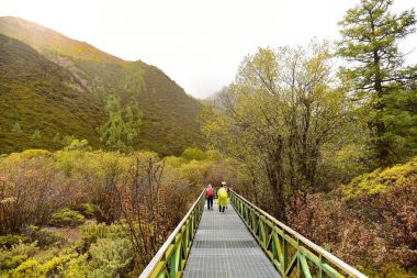 Turist waiking Yading ulusal, geçit üzerinde rezerv