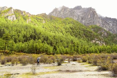 Turist waiking Yading Ulusal dağlarda için rezerv