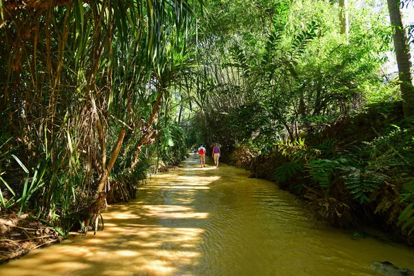 Turistas caminando en el arroyo de hadas en Mui Ne — Foto de Stock