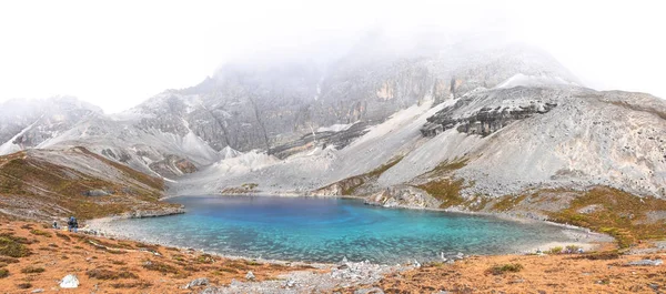 Montanha de neve e lago de cinco cores em Yading reserva nacional — Fotografia de Stock
