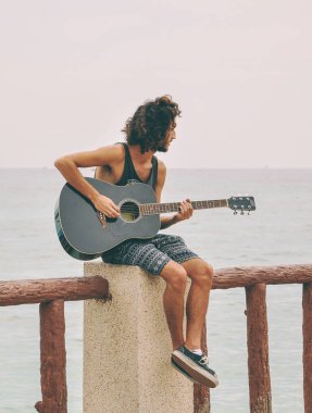 Kimliği belirsiz turist gitar çalmak 