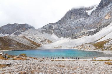 Lake renk Yading Ulusal yedekte kar dağ ve beş