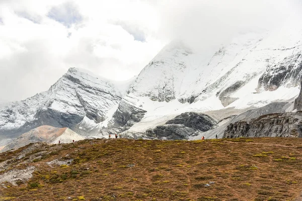 Pessoas não identificadas caminhando na Reserva Natural de Yading — Fotografia de Stock