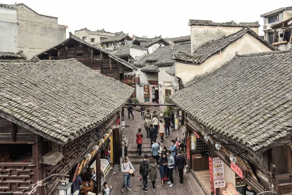 Turistas no identificados en Fenghuang Ancient Town — Foto de Stock