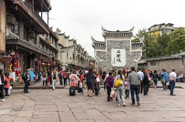 Turistas no identificados en Fenghuang Ancient Town — Foto de Stock
