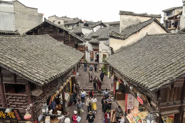 Turistas não identificados em Fenghuang Ancient Town — Fotografia de Stock