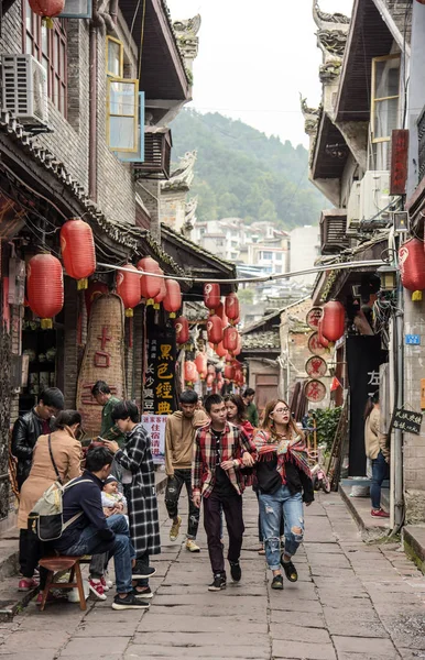 Turisti non identificati nella città antica di Fenghuang — Foto Stock