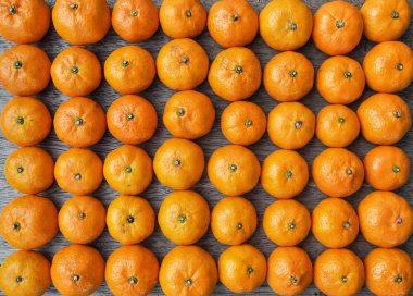 Ahşap masa üzerinde küçük portakal