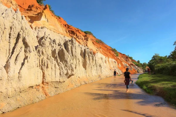 Unbekannte Touristen am Elfenbach in Mui ne — Stockfoto