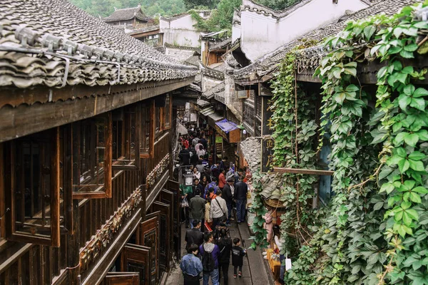 Turisti non identificati nella città antica di Fenghuang — Foto Stock