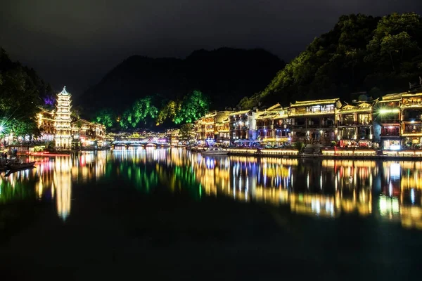 Starověké město Fenghuang v noci — Stock fotografie