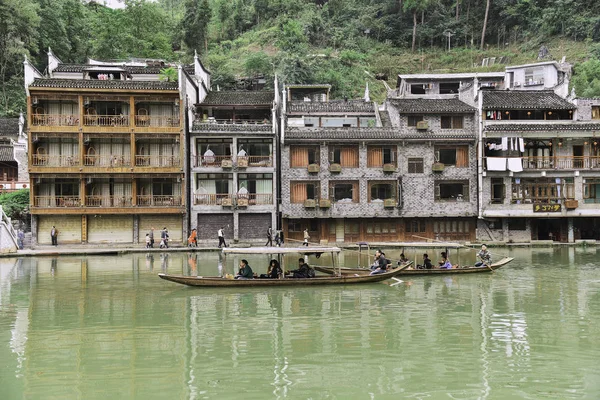 Turistler, Fenghuang antik kenti — Stok fotoğraf