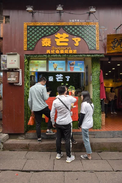 Unbekannte Touristen in der antiken Stadt Fenghuang — Stockfoto