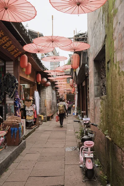Turistas em Fenghuang Cidade Antiga — Fotografia de Stock