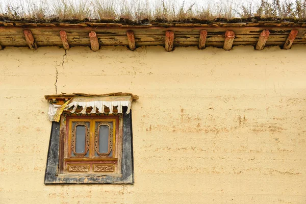 Tibetan style window and building at Songzanlin Monastery — Stock Photo, Image