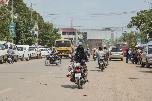 Personas no identificadas en la frontera entre Tailandia y Camboya — Foto de Stock