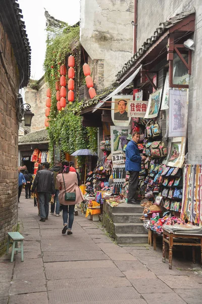 Turisti non identificati nella città antica di Fenghuang — Foto Stock