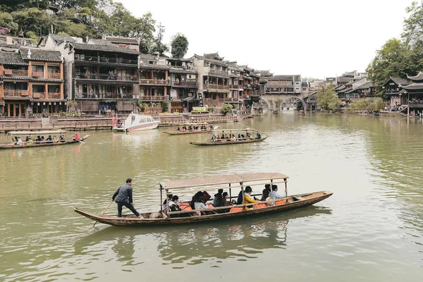 Turistler, Fenghuang antik kenti — Stok fotoğraf