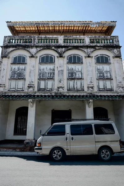 Alte Häuser und ein alter Lieferwagen in hat yai — Stockfoto