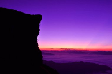 Dağ gündoğumu silueti ve sis denizi